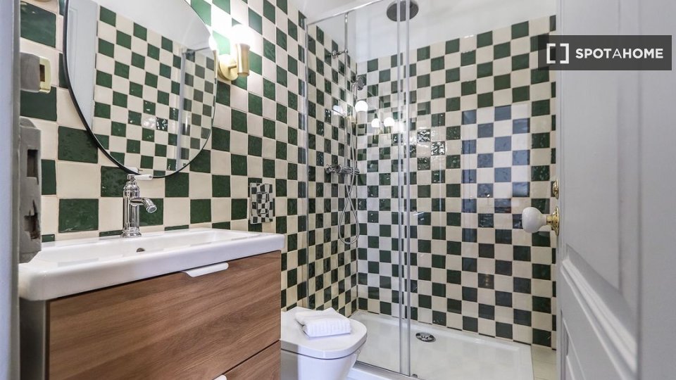 Double room Lisbon, 6 beds — photo 16