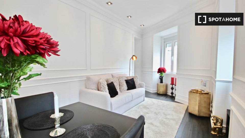 Apartment Lisbon, 2 beds, 70m² — photo 2