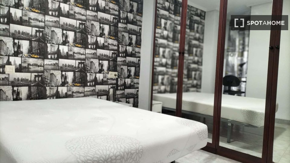 Double room Valencia, 3 beds — photo 3