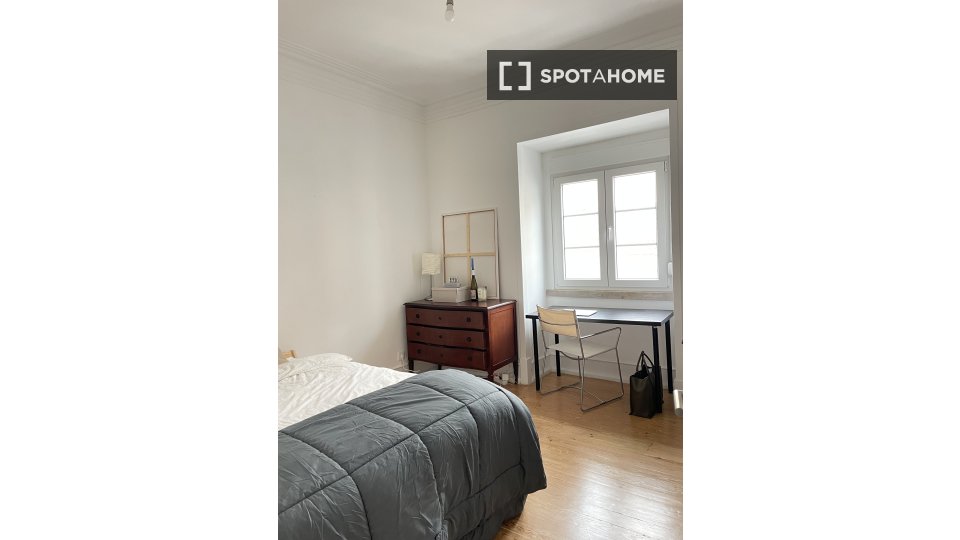Double room Lisbon, 4 beds, 15m² — photo 7