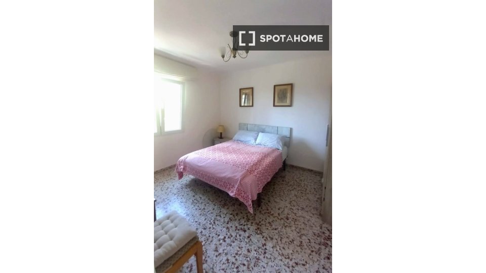 Double room Alicante, 3 beds — photo 5