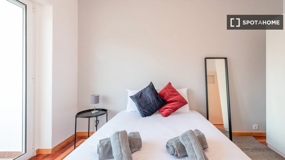 Double room Lisbon, 3 beds — photo 17