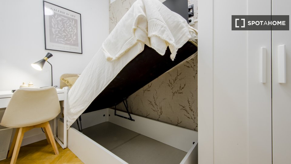 Double room Madrid, 5 beds, 130m² — photo 19