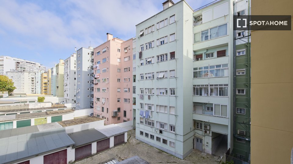 Double room Lisbon, 6 beds — photo 18