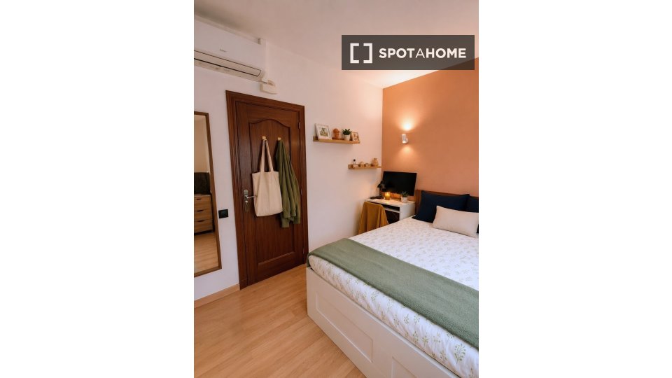 Double room Barcelona, 2 beds, 77m² — photo 10