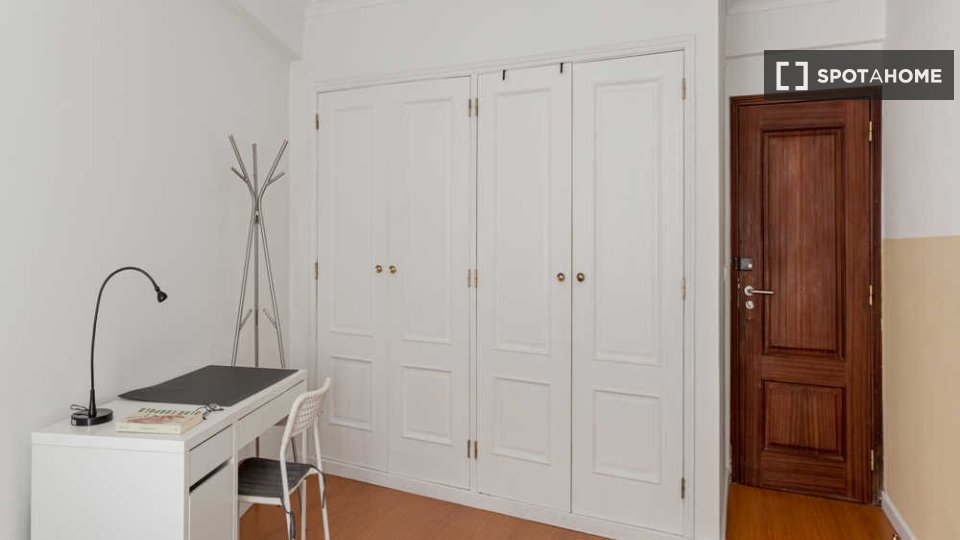 Double room Lisbon, 5 beds — photo 41