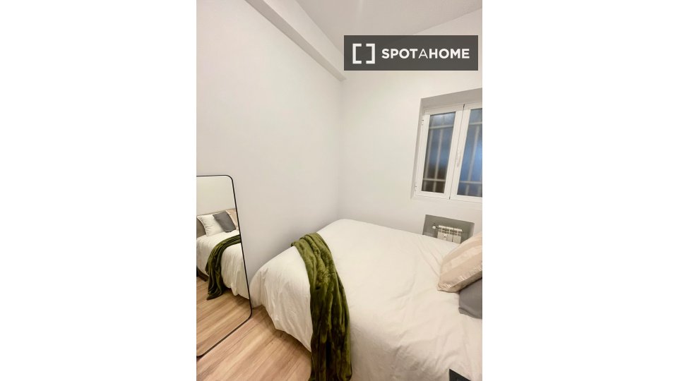 Double room Madrid, 5 beds — photo 1
