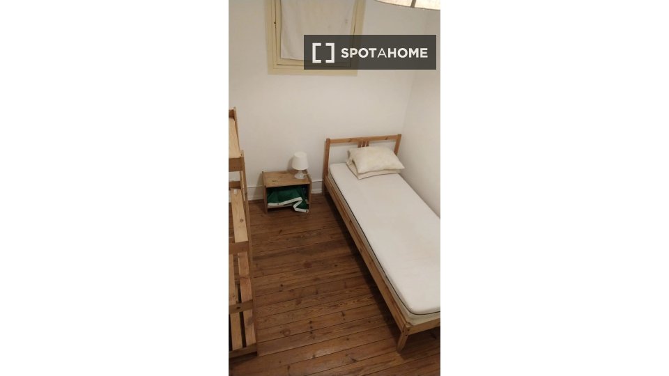 Double room Lisbon, 4 beds — photo 8