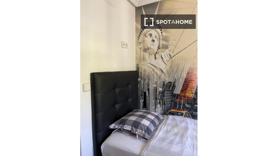 Double room Madrid, 3 beds — photo 9