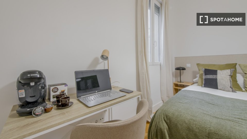 Double room Madrid, 7 beds, 180m² — photo 10