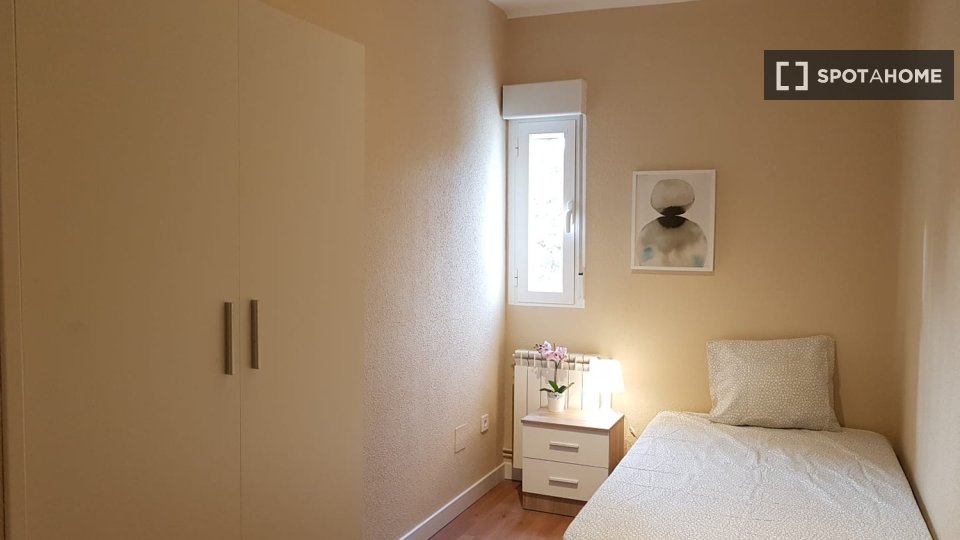 Habitación en piso de 6 habitaciones en alquiler en Palomeras Bajas