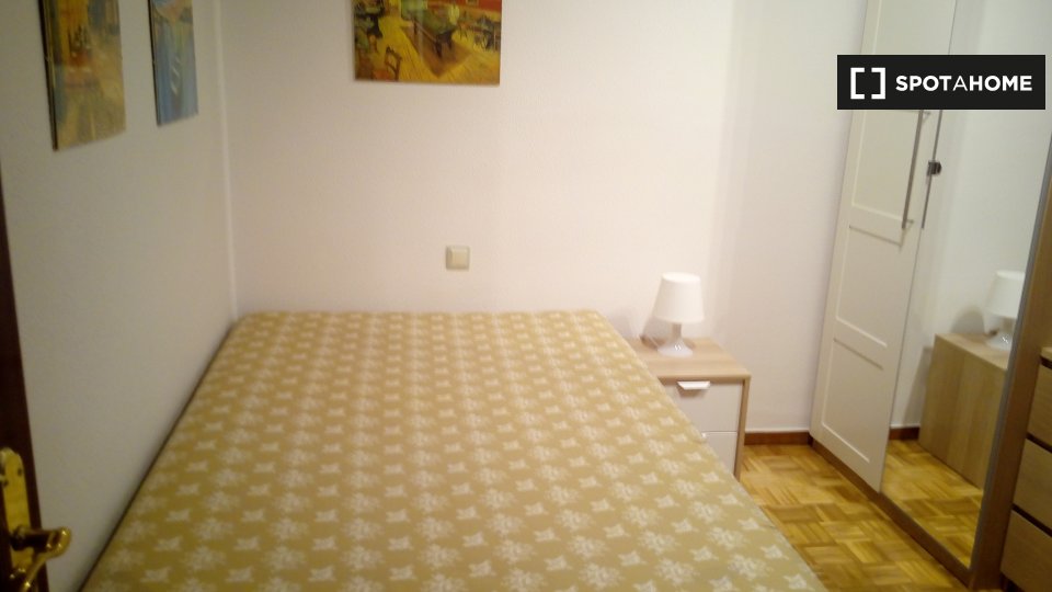 Double room Madrid, 5 beds, 120m² — photo 1
