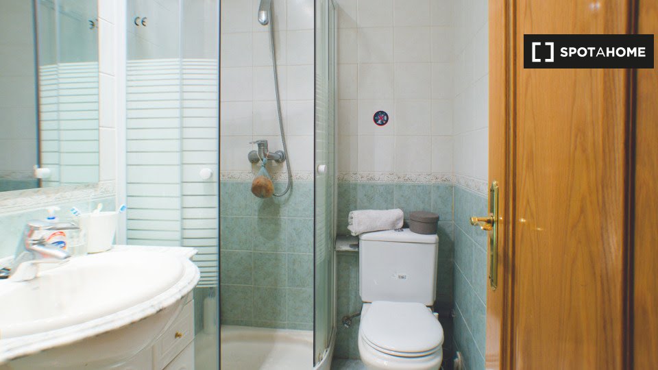 Double room Madrid, 6 beds, 140m² — photo 12