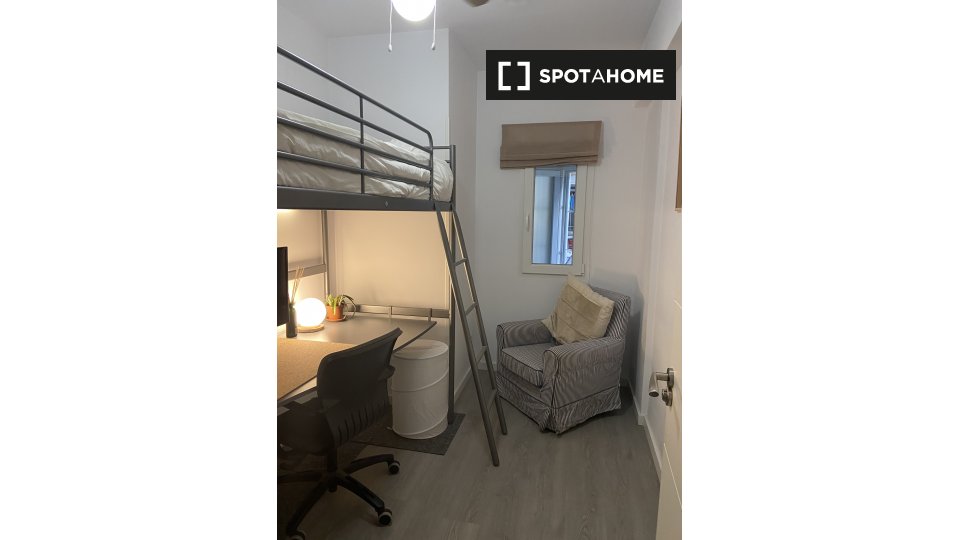 Double room Madrid, 5 beds, 150m² — photo 2