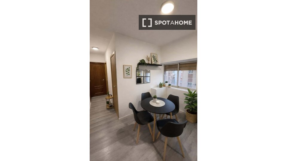 Habitación en la calle Trébol, Salamanca, de 80 m² con 4 dormitorios.