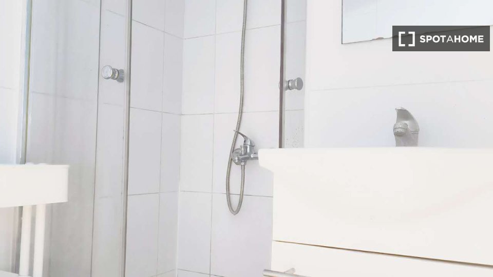 Double room Madrid, 3 beds, 90m² — photo 12