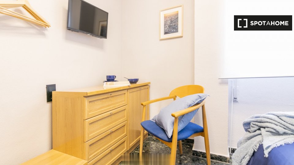 Double room Valencia, 5 beds, 110m² — photo 3