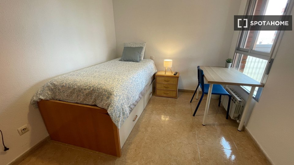 Double room Madrid, 3 beds — photo 15