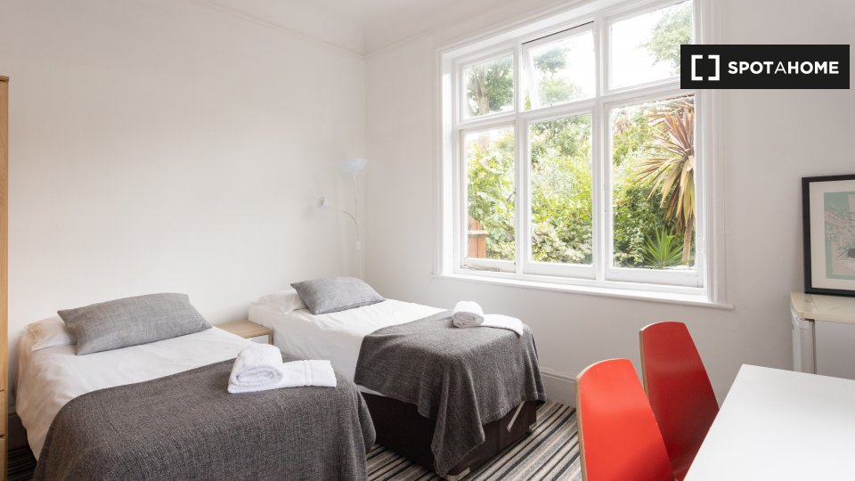 Double room London, 3 beds — photo 1