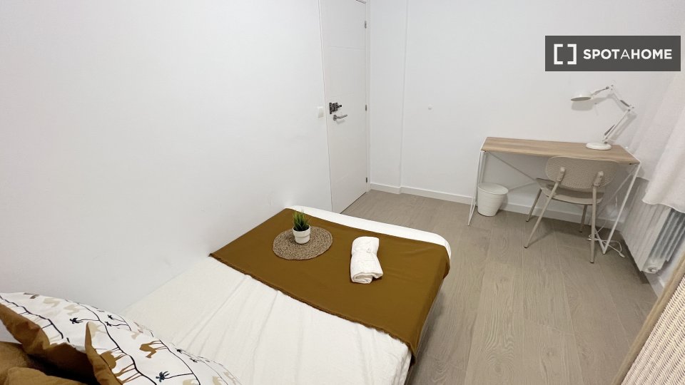 Double room Valencia, 5 beds, 125m² — photo 8