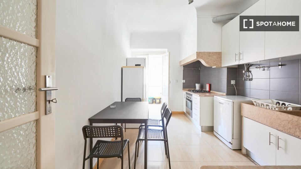 Double room Lisbon, 5 beds — photo 14