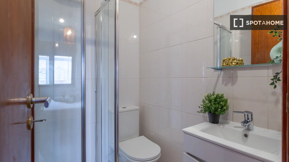 Double room Lisbon, 4 beds — photo 13