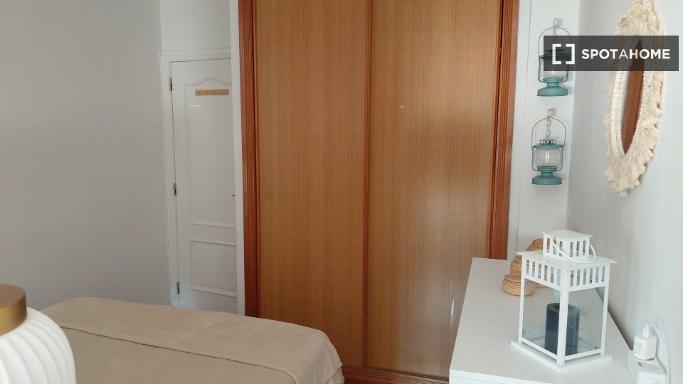 Double room Lisbon, 3 beds, 124m² — photo 16