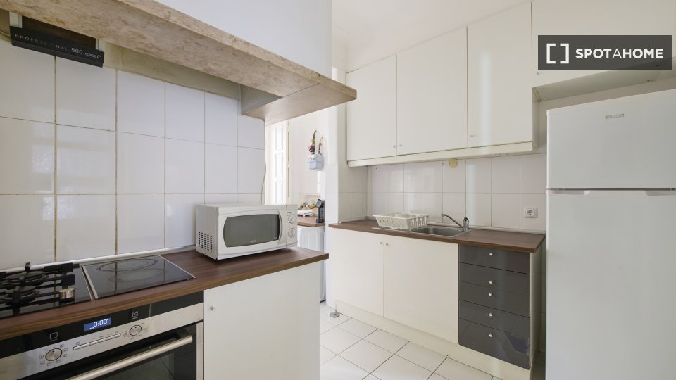 Double room Lisbon, 5 beds — photo 17