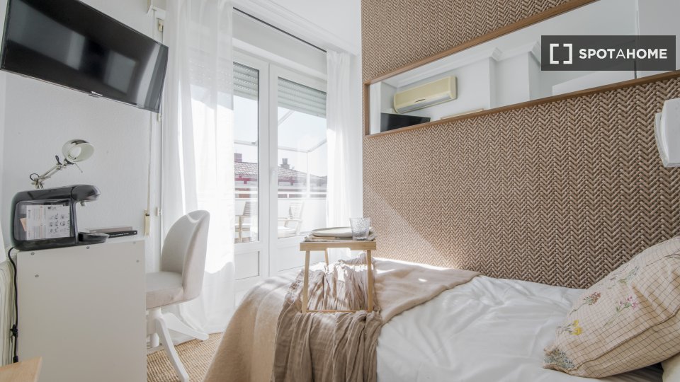 Double room Madrid, 5 beds, 80m² — photo 1