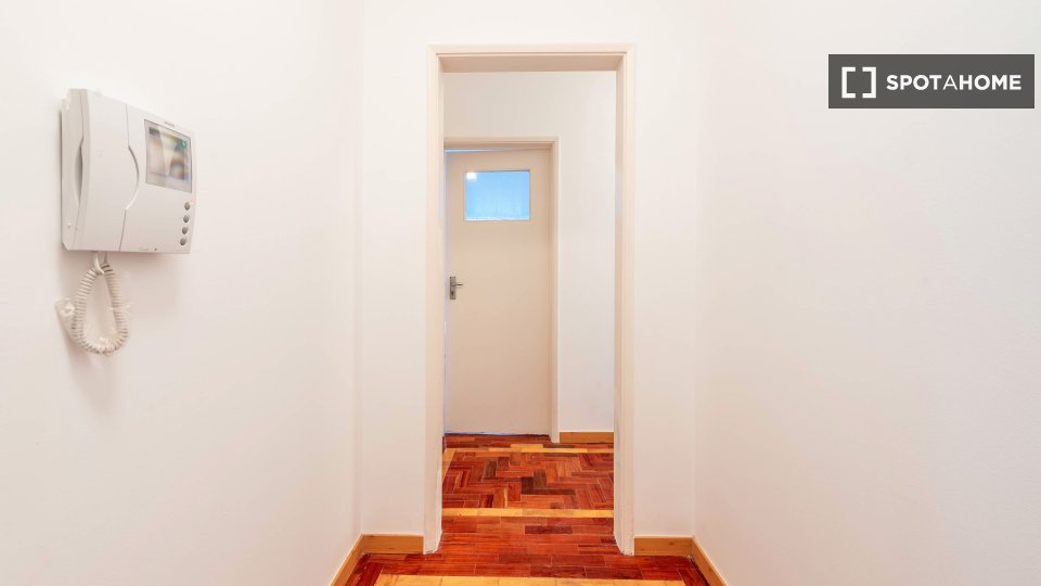 Double room Lisbon, 3 beds, 73m² — photo 2
