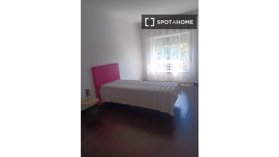 Double room Lisbon, 3 beds — photo 5