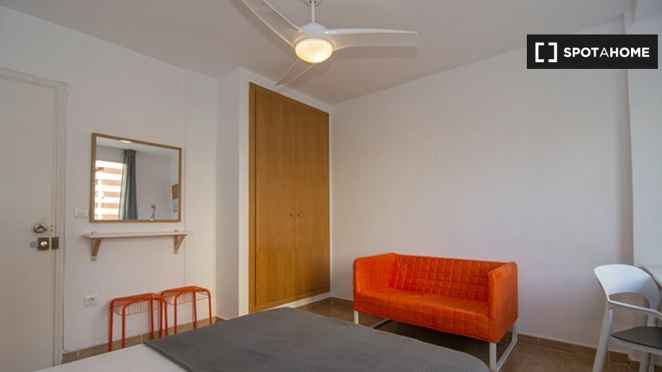 Double room Valencia, 3 beds, 90m² — photo 10