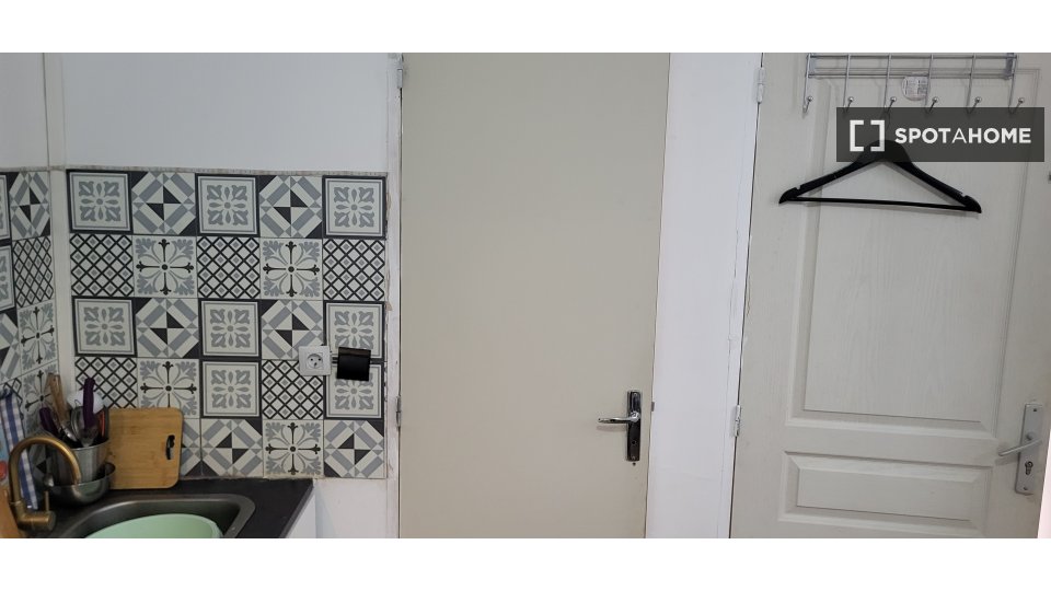 Double room Lille, 1 bed, 18m² — photo 12