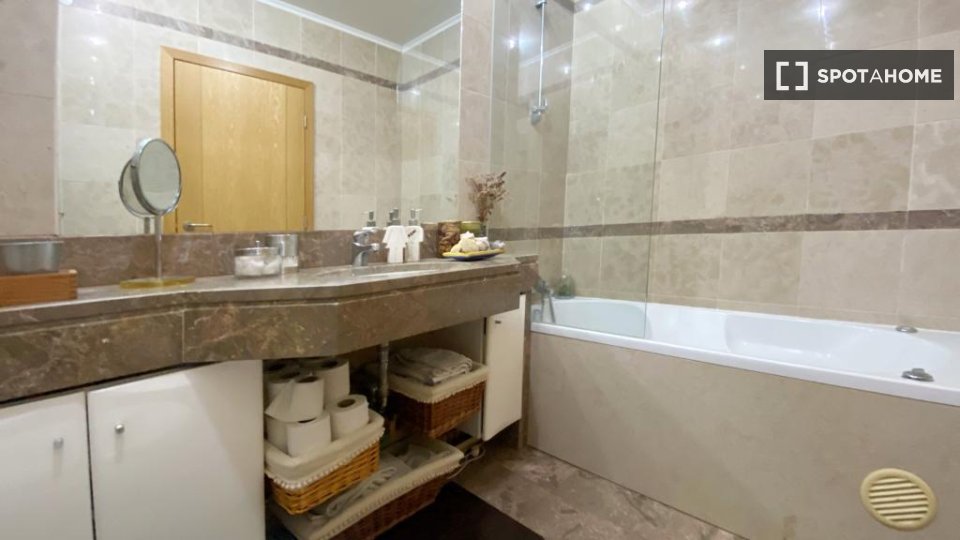 Double room Lisbon, 3 beds — photo 9