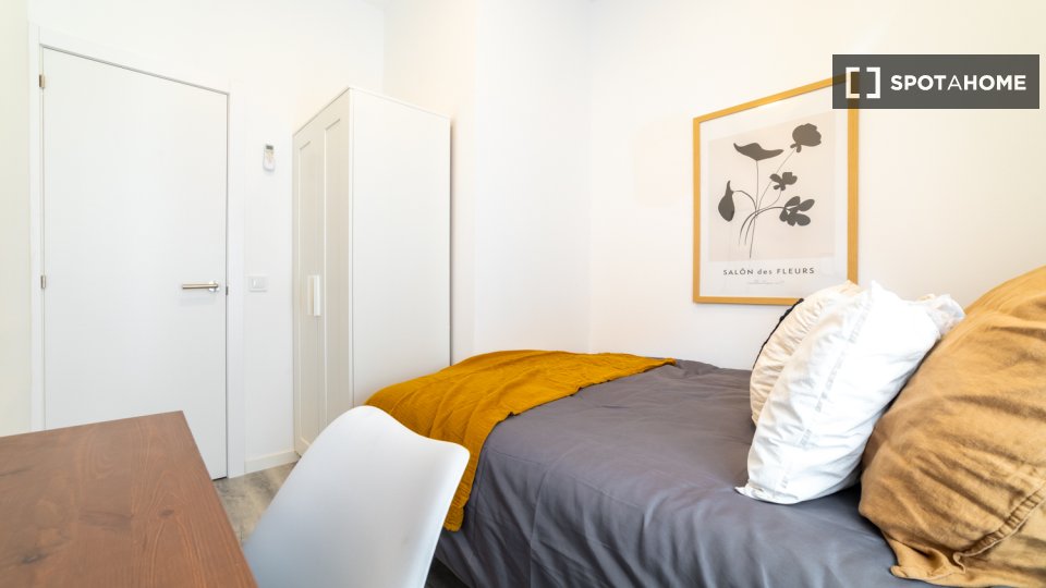 Double room Madrid, 9 beds, 108m² — photo 4