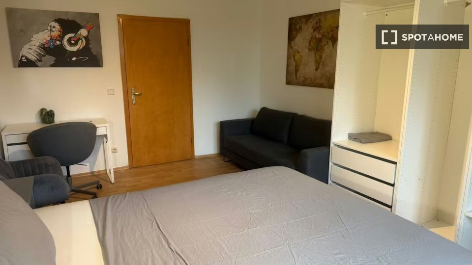 Double room Dusseldorf, 3 beds, 80m² — photo 6
