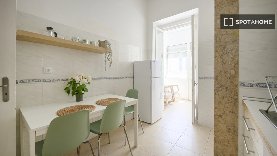 Double room Lisbon, 6 beds — photo 18