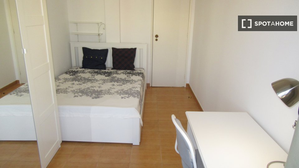 Double room Lisbon, 3 beds, 100m² — photo 4