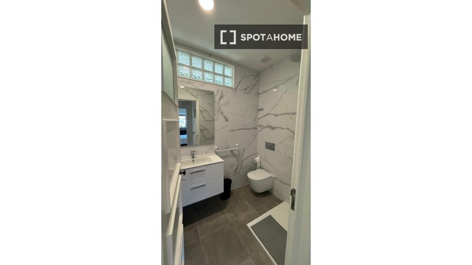 Double room Lisbon, 2 beds — photo 11