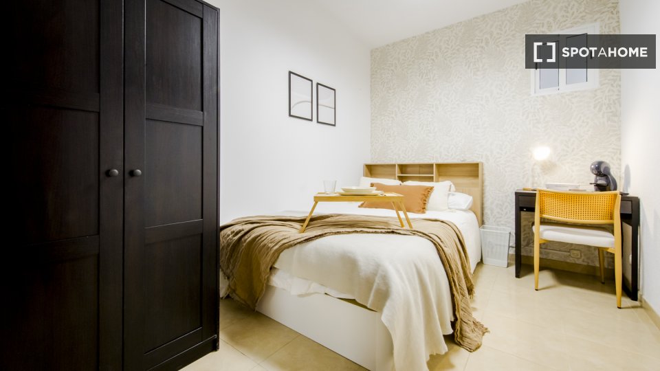 Habitación en piso compartido de 7 habitaciones en alquiler en Pacífico, Madrid.