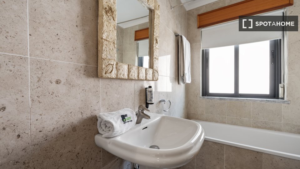 Apartment Lisbon, 2 beds, 75m² — photo 14