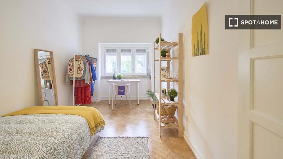 Double room Lisbon, 5 beds — photo 17