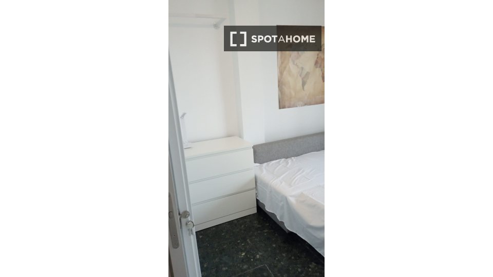 Double room Valencia, 5 beds, 110m² — photo 1