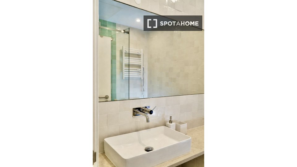 Apartment Lisbon, 3 beds, 135m² — photo 36