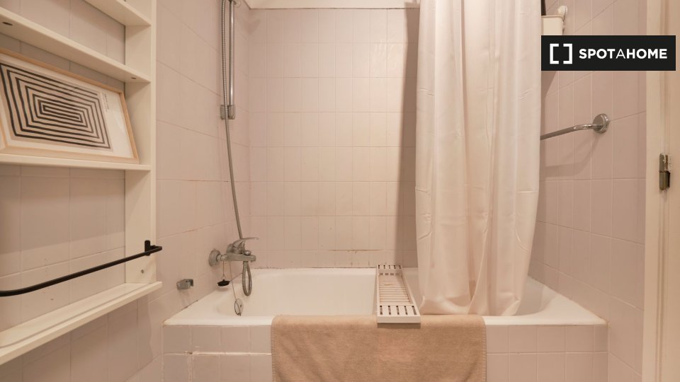 Double room Lisbon, 2 beds — photo 10