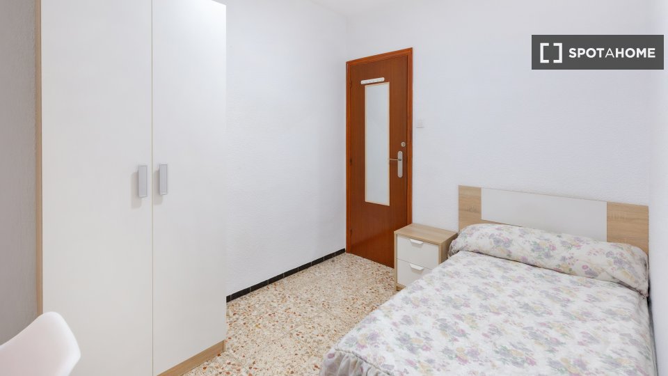Double room Alicante, 5 beds, 95m² — photo 19