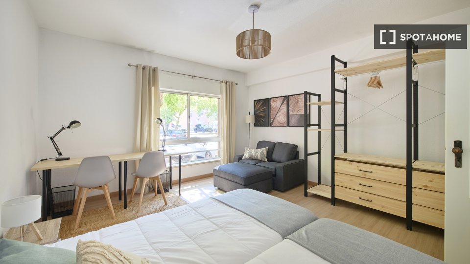 Double room Lisbon, 3 beds — photo 18