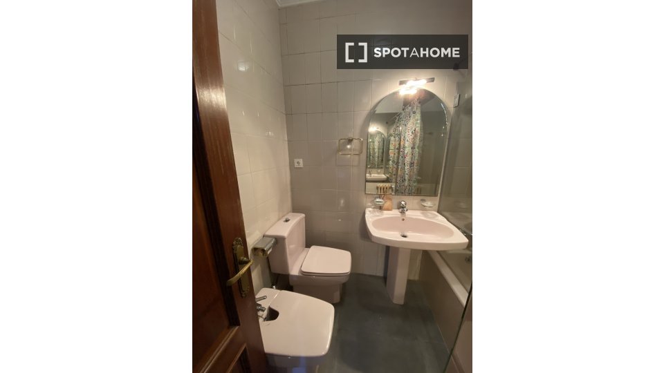 Double room Bilbao, 4 beds, 85m² — photo 7