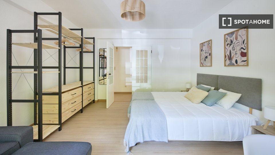 Double room Lisbon, 3 beds — photo 15