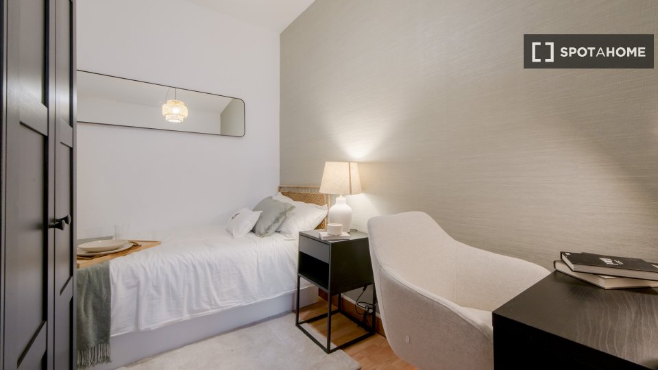 Double room Madrid, 5 beds — photo 11